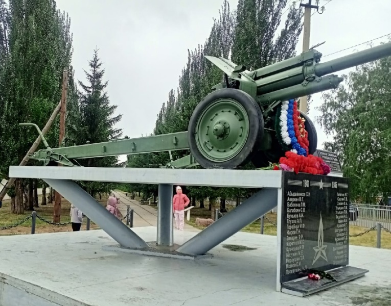 Мемориал. Пушка-гаубица как памятник воинам-сибирякам и труженикам тыла., установлена к 60-леитю Победы в Великой Отечественной войне.